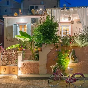  Holiday home Flowers In The - Elegant In